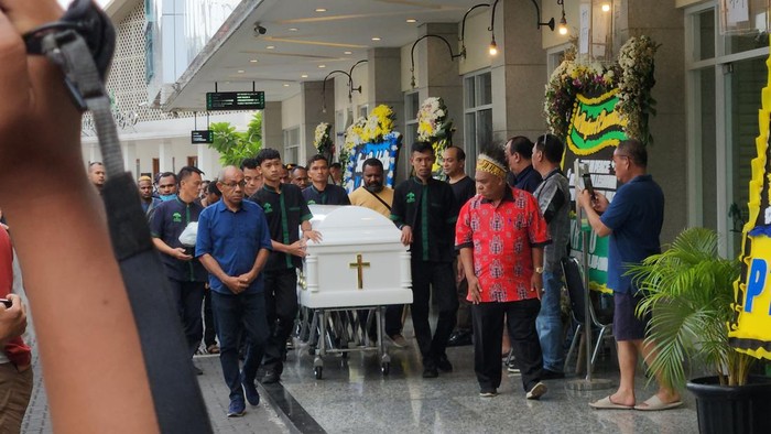 Jenazah Lukas Enembe dibawa ke tempat persemayaman, ruang G Rumah Duka Sentosa RSPAD Gatot Subroto, Jakpus.