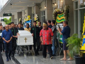 Tangis Keluarga Lukas Enembe Pecah di Ruang Persemayaman RSPAD