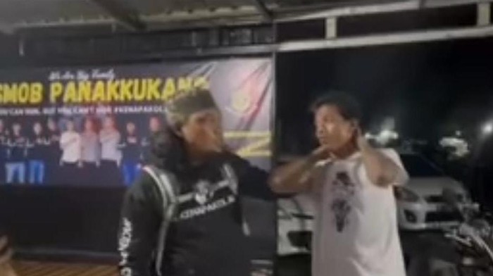 Jukir di Makassar, Sulsel curi iPhone di jok mobil ditangkap. Jukir di Makassar, Sulsel curi iPhone di jok mobil ditangkap.