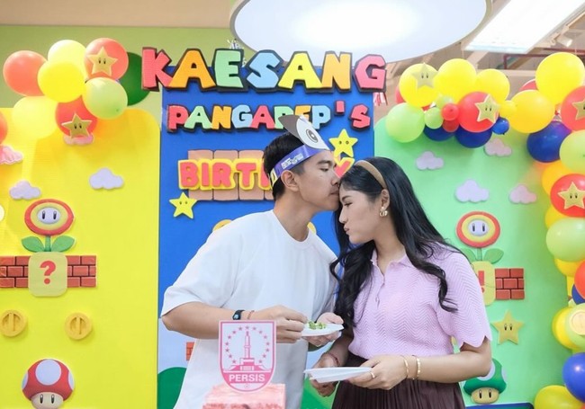 Foto-foto perayaan ulang tahun Kaesang itu kemudian diunggah oleh sang istri, Erina Gudono ke Instagram. Di unggahannya Erina menulis bahwa selama ini ulang tahun Kaesang memang belum pernah dirayakan sama sekali. Oleh karena itu kali ini keduanya ingin merayakannya bersama para bocil tamu undangannya tersebut. “Selamat ulang tahun Mas Kaesang. Mas Kaesang pernah bilang sama aku seumur hidup ulang tahunnya belum pernah dirayain. Mas memang ngga mau perayaan kalau hanya dirasakan dirinya sendiri.. jadi sekali kali ini kami pingin merayakan ulang tahun Mas untuk yang pertama kalinya dengan bikin acara main bersama dan dedicate waktu untuk bikin seneng adek-adek teman baru kami,” tulisnya. Foto: Instagram/@erinagudono