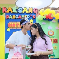 Foto-foto perayaan ulang tahun Kaesang itu kemudian diunggah oleh sang istri, Erina Gudono ke Instagram. Di unggahannya Erina menulis bahwa selama ini ulang tahun Kaesang memang belum pernah dirayakan sama sekali. Oleh karena itu kali ini keduanya ingin merayakannya bersama para bocil tamu undangannya tersebut. “Selamat ulang tahun Mas Kaesang. Mas Kaesang pernah bilang sama aku seumur hidup ulang tahunnya belum pernah dirayain. Mas memang ngga mau perayaan kalau hanya dirasakan dirinya sendiri.. jadi sekali kali ini kami pingin merayakan ulang tahun Mas untuk yang pertama kalinya dengan bikin acara main bersama dan dedicate waktu untuk bikin seneng adek-adek teman baru kami,” tulisnya. Foto: Instagram/@erinagudono