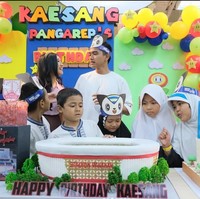 Seperti perayaan ulang tahun anak-anak, perayaan ultah Kaesangg itu juga tampak dihiasi oleh balon berwarna-warni. Kaesang dan para tamu undangan juga tampak memakai ikat kepala ulang tahun. Terlihat juga beberapa kue ulang tahun Kaesang yang sudah didesain spesial. Foto: Instagram/@erinagudono