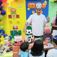 Ditemani sang istri, Kaesang terlihat begitu antusias di perayaan ulang tahunnya tahun ini. Unggahan tersebut pun banjir beragam komentar netizen. Tak sedikit yang mengomentari tema ultahnya yang tak biasa itu. “lucu bgt kaya ngerayain bocil,” komentar salah seorang netizen. “happy bdayy mas Kaesang, cuamat dirayain bareng bocils,” tambah netizen lain. Foto: Instagram/@erinagudono