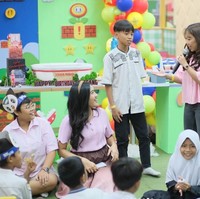 Artis Kiky Saputri juga tampak hadir dan ikut memeriahkan perayaan ulang tahun Kaesang tersebut. Kiky hadir mengenakan pakaian berwarna merah muda, kompak dengan Erina yang juga mengenakan busana senada. Foto: Instagram/@erinagudono