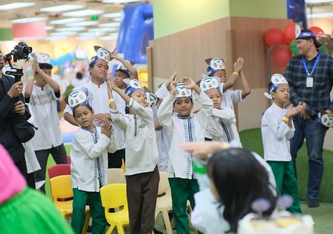 Para bocil tamu undangan juga terlihat aktif mengikuti serangkaian acara di perayaan ultah Kaesang. Seperti dalam foto, mereka tampak asik menggerakan anggota tubuh mengikuti instruksi dari pemandunya. Foto: Instagram/@erinagudono