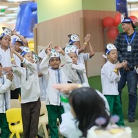 Para bocil tamu undangan juga terlihat aktif mengikuti serangkaian acara di perayaan ultah Kaesang. Seperti dalam foto, mereka tampak asik menggerakan anggota tubuh mengikuti instruksi dari pemandunya. Foto: Instagram/@erinagudono