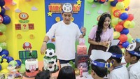 Deretan kue tema bola didapat Kaesang di hari spesialnya ini. Ia juga mempersilakan anak-anak kecil di sana ikut meniup kue ulang tahun. Foto: Instagram erinagudono