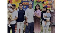 Orang-orang terdekat Kaesang dan Erina juga hadir ke pesta ulang tahun ini. Tampak Kaesang juga pakai topi, persis anak kecil yang sedang ulang tahun. Foto: Instagram erinagudono
