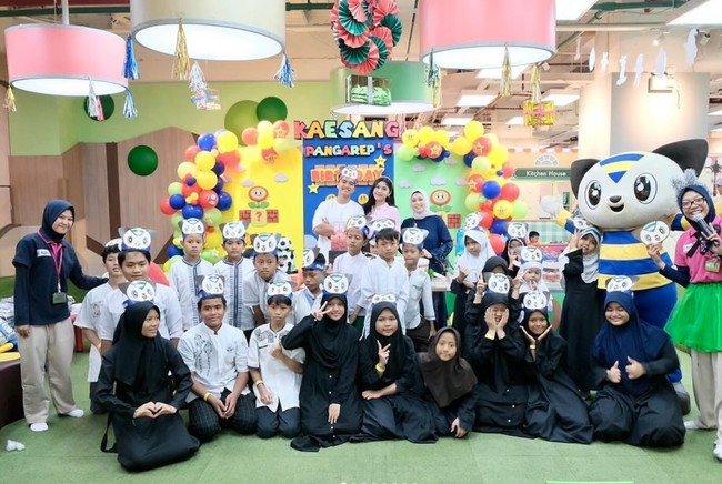 Kaesang Pangarep baru saja berulang tahun yang ke-29. Di momen ulang tahunnya kali ini, Kaesang memilih tema yang tak biasa dan mengundang para bocil. Tema ulang tahunnya pun terlihat seperti perayaan ultah anak-anak. Foto: Instagram/@erinagudono