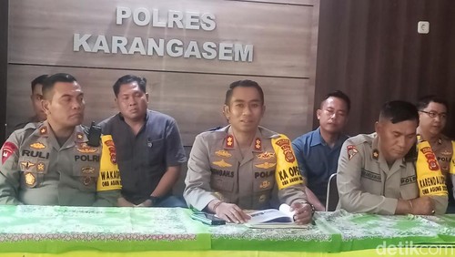 Kapolres Karangasem AKBP I Nengah Sadiarta (tengah) saat konferensi pers di Mapolres Karangasem.