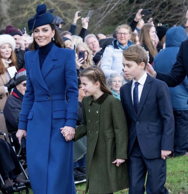 Ini adalah penampilan terakhir Kate Middleton sebelum menjalani operasi perut. Dia tampil kompak dengan Pangeran William dan anak-anaknya memakai baju berwarna biru tua untuk perayaan Natal 2023. Sementara anak keduanya Charlotte tampil beda dalam balutan coat berwarna hijau tua. Foto: dok. Instagram