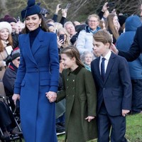 Ini adalah penampilan terakhir Kate Middleton sebelum menjalani operasi perut. Dia tampil kompak dengan Pangeran William dan anak-anaknya memakai baju berwarna biru tua untuk perayaan Natal 2023. Sementara anak keduanya Charlotte tampil beda dalam balutan coat berwarna hijau tua. Foto: dok. Instagram