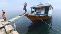 Air minum tersebut dibawa dan dijual ke masyarakat di kepulauan Menui dan dijual dengan harga Rp 13 ribu per galon.