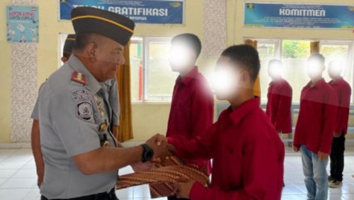 Kepala LPKA Klas I Kupang, Lukas Laksana Frans, saat menyerahkan dokumen remisi kepada 25 anak binaan LPKA Klas I Kupang di Aula LPKA. (Foto: Istimewa)
