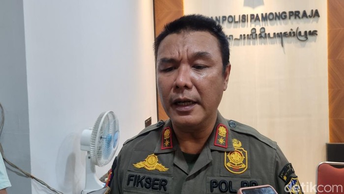 Kepala Satpol PP Surabaya M Fikser di kantor kerjanya.