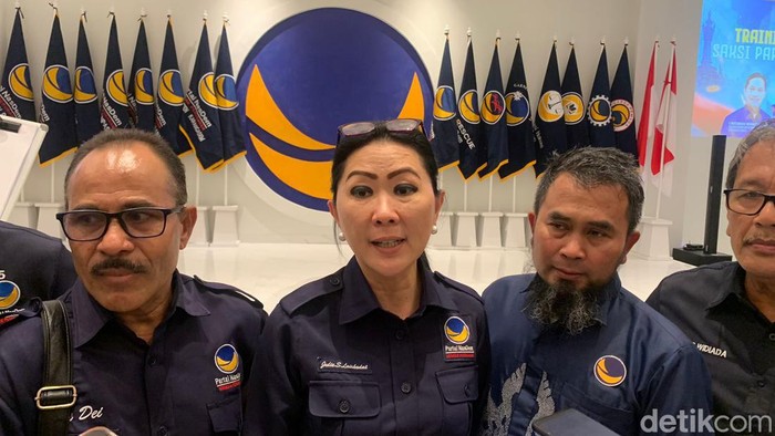 Ketua DPW Partai NasDem Bali Julie Sutrisno Laiskodat (tengah) di kantor DPW NasDem Bali, Denpasar, Selasa (26/12/2023).
