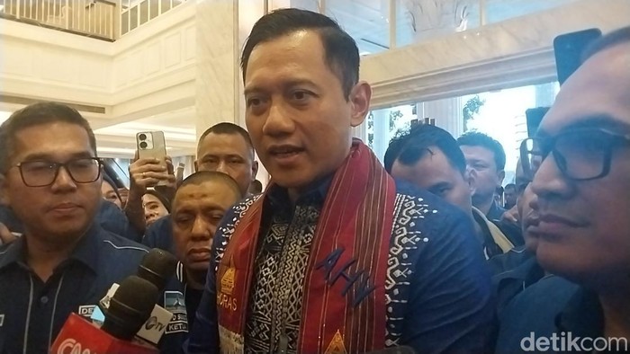 Ketum Partai Demokrat AHY saat diwawancarai setibanya di salah satu hotel di Kota Medan. (Finta Rahyuni/detikSumut)