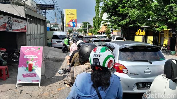 Kondisi lalu lintas di Jalan Dl Panjaitan, Selasa (26/12/2023), pukul 15.54 WIB.