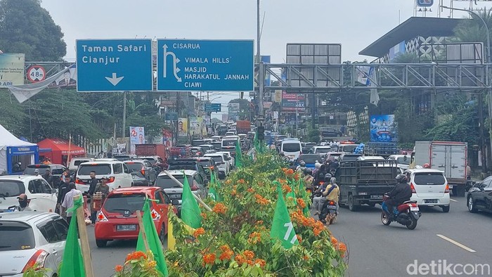 Kondisi lalu lintas di kawasan Puncak, Bogor, Selasa (26/12/2023) pagi.