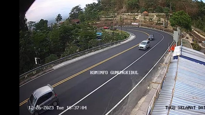Kondisi lalu lintas Jalan Jogja-Wonosari di Patuk, Gunungkidul, Selasa (26/12/2023) pukul 16.36 WIB.