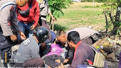 Pemotor tewas setelah tertabrak truk di Jalan Yos Sudarso Lombok Barat, Nusa Tenggara Barat, Senin (25/12/2023).