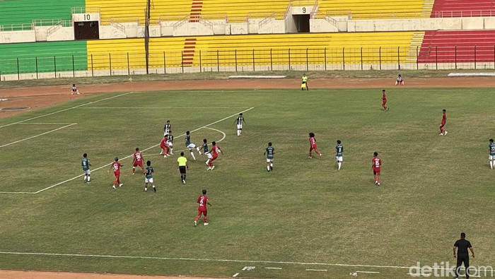 Laga final Liga 3 DIY antara PS Hizbul Wathan vs Persiba Bantul di Stadion Sultan Agung, Bantul, Selasa (26/12/2023).