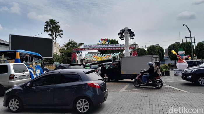 Lalu lintas di sekitar kawasan Balai Kota Solo dan Pasar Gede Solo, Selasa 26/12/2023).