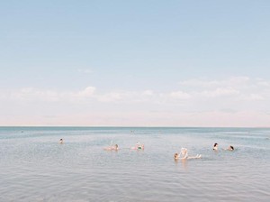 Wisata Laut Mati: 5 Fakta Unik dan Aktivitas Seru Selain Mengapung