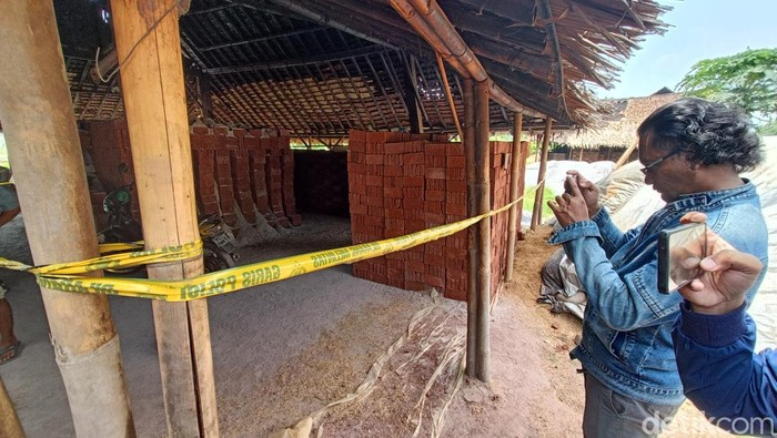 Lokasi temuan mayat perempuan terpasang garis polisi di tempat produksi pembuatan batu bata Desa Pliken, Kecamatan Kembaran, Kabupaten Banyumas, Selasa (26/12/2023).