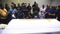 Untuk diketahui, Lukas Enembe meninggal dunia di RSPAD Gatot Soebroto, Jakarta. Lukas Enembe tutup usia siang tadi. Pengacara Lukas, Petrus Bala Pattyona mengatakan Lukas sebelumnya tengah dirawat di RSPAD. Dia menyebut Lukas didiagnosis menderita gagal ginjal.