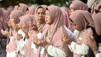 Doa bersama juga digelar untuk para korban. REUTERS/Riska Munawarah