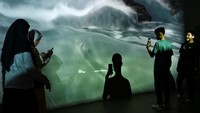 Museum Tsunami Aceh juga ramai dikunjungi warga. REUTERS/Riska Munawarah