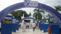 Pameran foto pun digelar di kawasan Masjid Raya Baiturrahman. ANTARA FOTO/Ampelsa