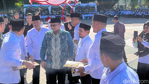 Menag Yaqut Cholil Qoumas saat menghadiri acara Pengukuhan Relawan Moderasi Beragama dan Deklarasi Pemilu Damai di Lapangan Sangkareang, Kota Mataram, NTB, Selasa (26/12/2023). (Foto: Helmy Akbar/detikBali)