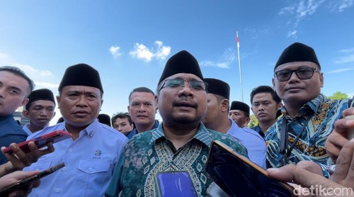 Menag Yaqut Cholil Qoumas seusai menghadiri Pengukuhan Relawan Moderasi Beragama dan Deklarasi Pemilu Damai di Lapangan Sangkareang, Kota Mataram, NTB, Selasa (26/12/2023). (Helmy Akbar/detikBali)