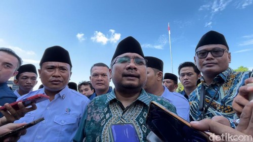 Menag Yaqut Cholil Qoumas seusai menghadiri Pengukuhan Relawan Moderasi Beragama dan Deklarasi Pemilu Damai di Lapangan Sangkareang, Kota Mataram, NTB, Selasa (26/12/2023). (Helmy Akbar/detikBali)