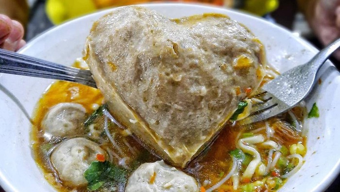 Menu bakso hati ambyar dari kedai Bamieta yang tergolong unik dan antimainstream.