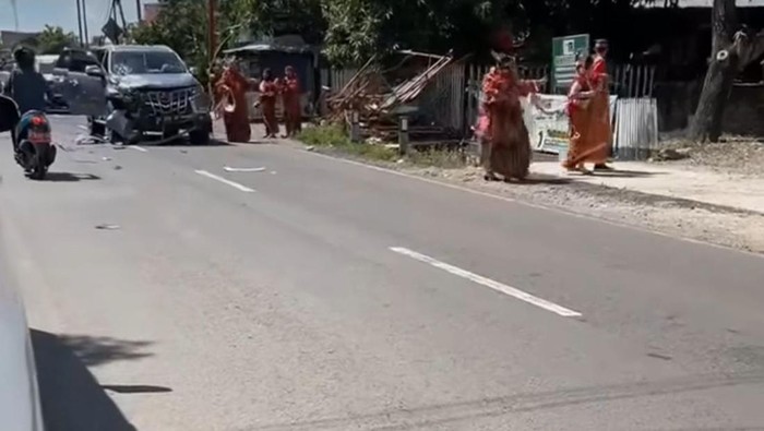Mobil pengantin di Sidrap, Sulsel tabrak sepeda motor.