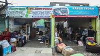 Meski telah melewati momen Natal tahun 2023, nampak warga yang ingin mudik masih beraktivitas di Terminal Bekasi.