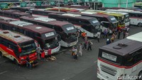 Mereka mengaku harus menunda keberangkatan mudik karena masih harus bekerja pada hari Natal.