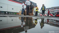 Lonjakan keberangkatan tertinggi pada hari Sabtu dan Minggu, sedangkan untuk hari selasa cenderung menurun.