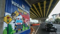 Mural-mural tersebut dibuat beberapa pekan lalu, para seniman mengerjakannya pada malam hari.