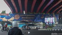 Sejumlah kendaraan melintas di KH. Noer Alie, Bekasi, Selasa (26/12/2023).