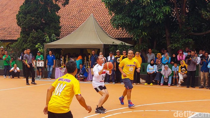 Panglima TNI Jenderal Agus Subiyanto Bermain Basket di SMPN 2 Cimahi