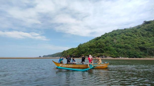 Pantai Kebo Trenggalek.