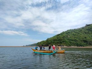 Pantai Ngulungwetan Trenggalek: Wisata Pantai dengan Nuansa Alami