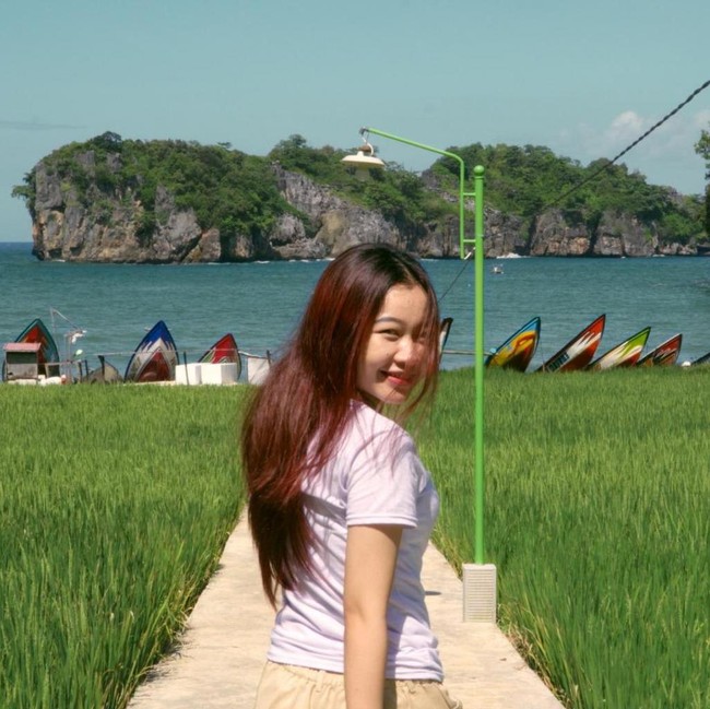 Ini Pantai Kuyon, Pemandangannya Laut dan Sawah Sekaligus!