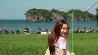 Ini Pantai Kuyon, Pemandangannya Laut dan Sawah Sekaligus!