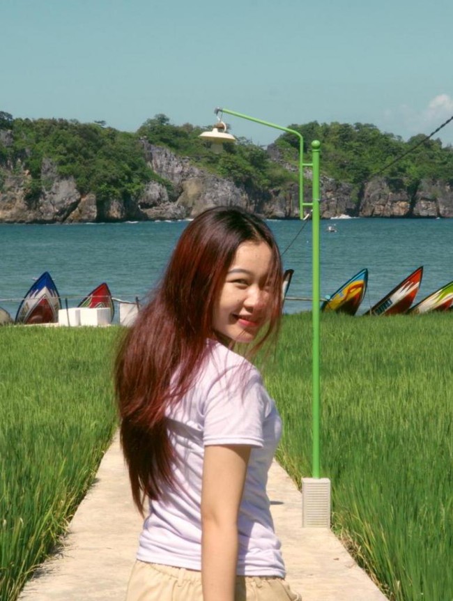 Ini Pantai Kuyon, Pemandangannya Laut dan Sawah Sekaligus!