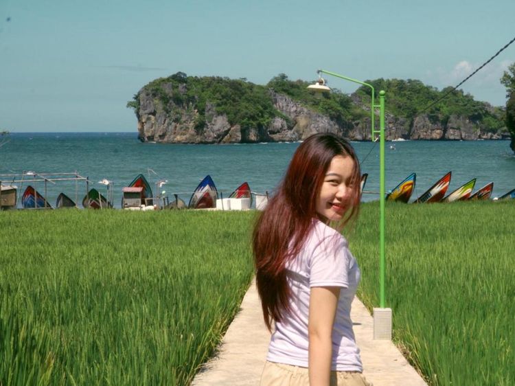 Ini Pantai Kuyon, Pemandangannya Laut dan Sawah Sekaligus!